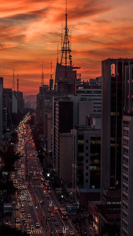 Một chiếc xe buýt cũ trên đường phố trong ảnh đường phố cổ điển, gợi nhớ về phương tiện giao thông thập niên xưa.