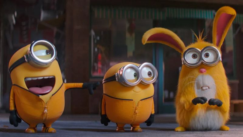 Một chú Minion nhìn về phía trước với biểu cảm vui vẻ