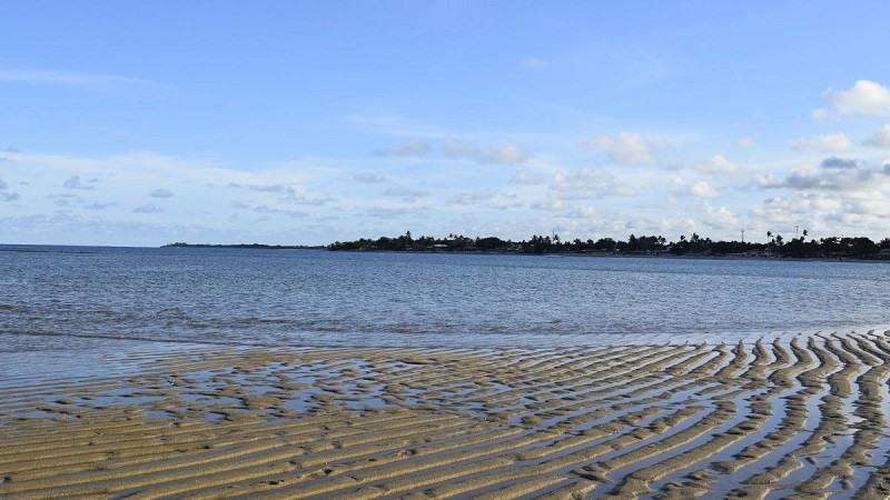 Một con đường quê vắng lặng vào buổi chiều tà, gợi cảm giác buồn nhẹ nhàng trong ảnh phong cảnh