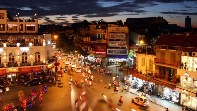 Một con phố cổ Hà Nội lên đèn với kiến trúc đặc trưng