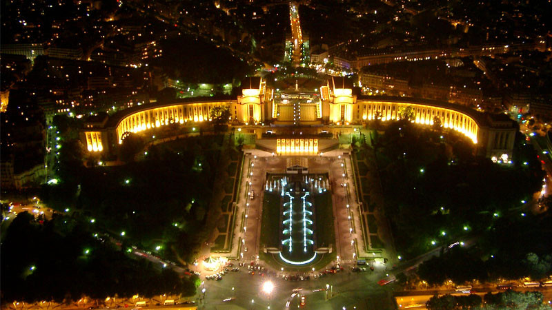 Một con phố lát đá cổ điển ở Paris vào buổi tối với ánh đèn ấm áp