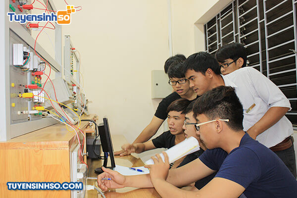 Một góc khuôn viên rợp bóng cây xanh tại Trường Đại học Công nghệ Sài Gòn