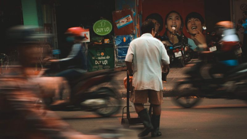 Một góc làm việc yên tĩnh đối lập với sự ồn ào bên ngoài