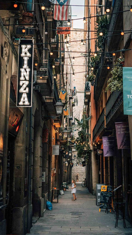 Một góc phố Châu Âu với kiến trúc đặc trưng và xe cộ, thể hiện nhịp sống đô thị qua ảnh đường phố.