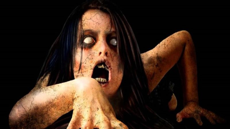 Một gương mặt ma nữ tóc dài che khuất mặt, xuất hiện trong bóng tối.