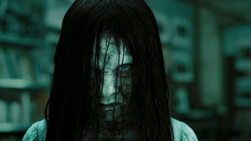 Một hình ảnh kinh dị trừu tượng, gợi cảm giác bất an.