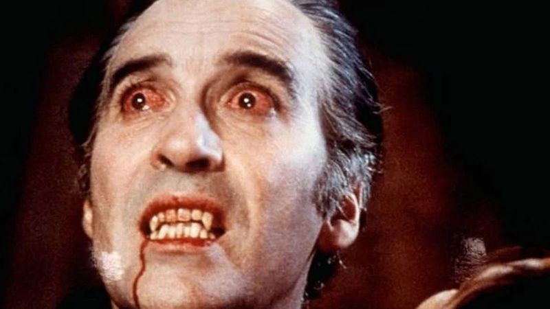 Một hình ảnh minh họa ma cà rồng với nanh dài và vẻ ngoài đáng sợ.