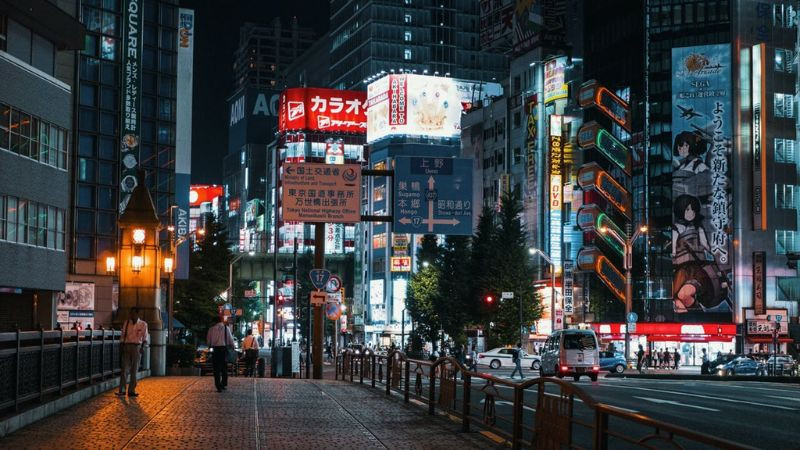 Một khu vực giải trí hay mua sắm sầm uất vào buổi tối