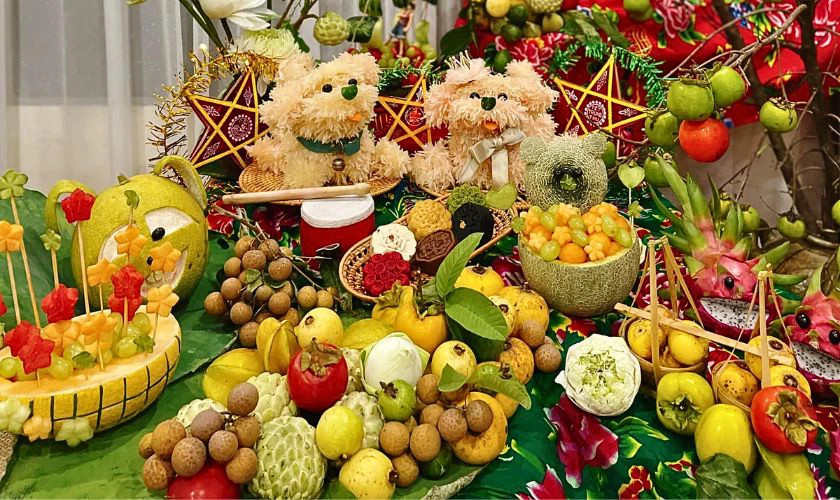 Một mâm cỗ Trung Thu được bày biện công phu với nhiều hình thù ngộ nghĩnh từ trái cây