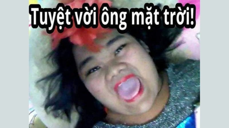 Một meme hài hước sử dụng hình ảnh cô gái với biểu cảm ngộ nghĩnh