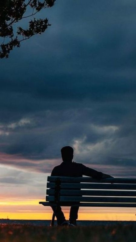 Một mình ngồi nhìn ngắm hoàng hôn buông xuống