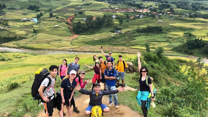 Một người đang đi bộ đường dài (trekking) trên con đường mòn giữa thiên nhiên