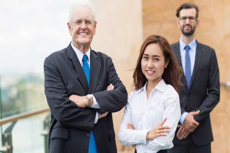 Một người đang gọi điện và kiểm tra lịch, thể hiện kỹ năng giao tiếp và sắp xếp lịch trình cần có của trợ lý cá nhân.