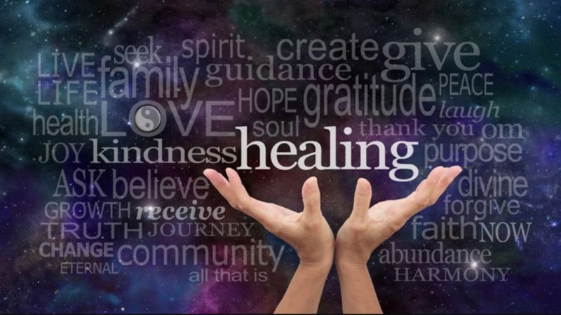 Một người đang ngắm cảnh hoàng hôn trên biển, biểu tượng của sự bình yên và chữa lành tâm hồn.