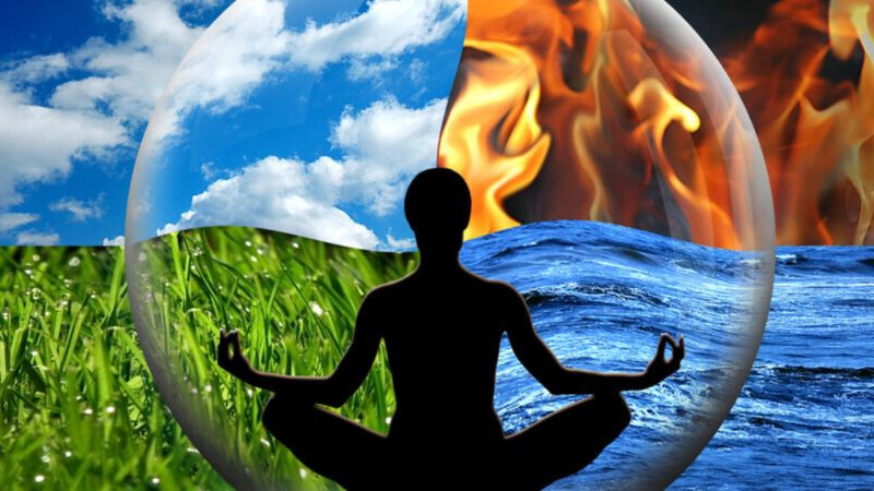 Một người đang viết vào cuốn sổ, minh họa cho phương pháp chữa lành cảm xúc qua việc ghi chép nhật ký.