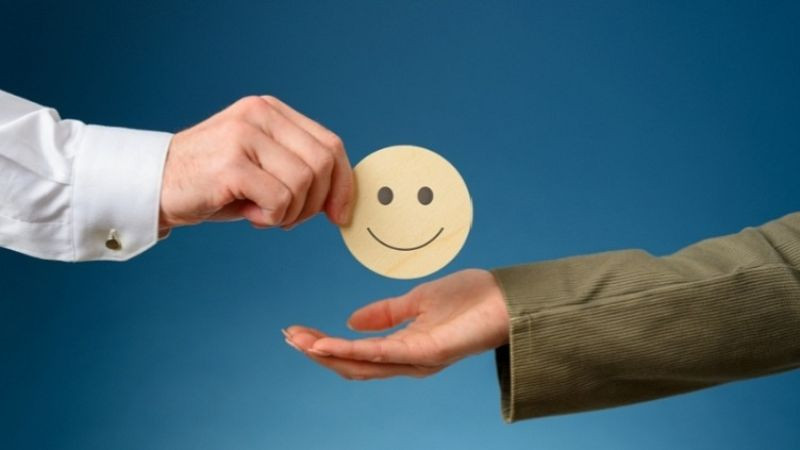 Một người đang vui vẻ thưởng thức nhiều món ăn khác nhau mà không quá kén chọn, thể hiện thị hiếu không chọn lọc.