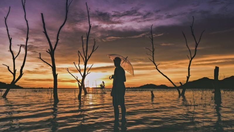 Một người đứng cô đơn nơi rừng thiêng nước độc, cảm giác lạc lõng và hiểm nguy