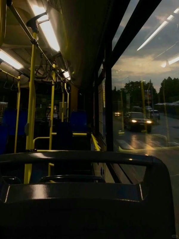 Một người đứng quay lưng nhìn ra khung cảnh mờ ảo