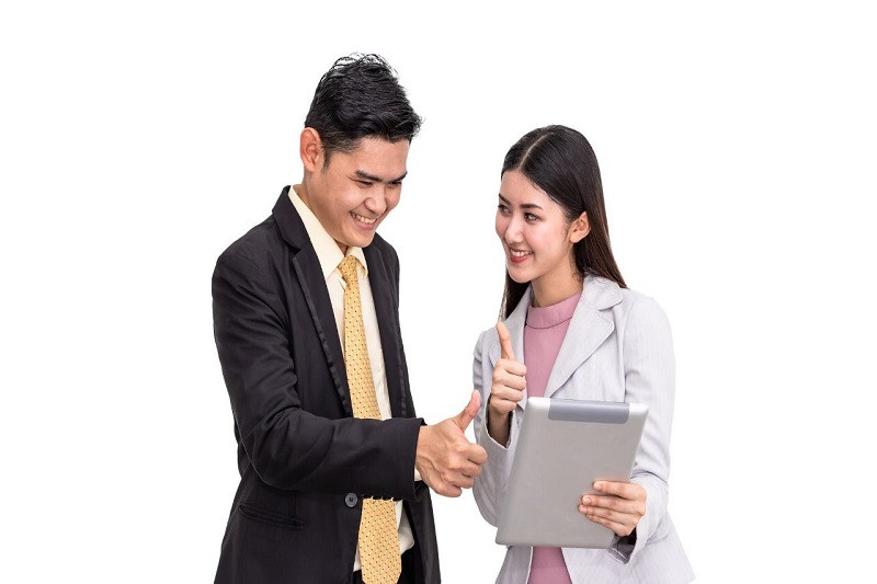 Một người làm việc với tài liệu và máy tính, tượng trưng cho yêu cầu bằng cấp và kiến thức chuyên môn của trợ lý cá nhân.