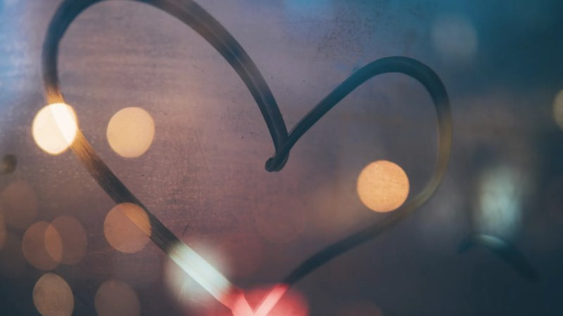 Một người lặng lẽ rời đi, bỏ lại người kia một mình, thể hiện cảm giác bị bỏ rơi khi bị ghost trong tình yêu