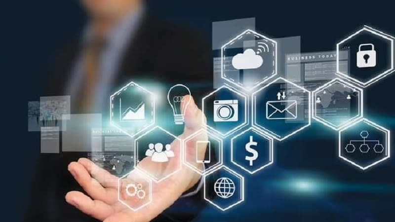 Một người ngồi giữa nhiều màn hình, minh họa thế hệ Gen Z là công dân kỹ thuật số đích thực, xử lý thông tin đa nhiệm