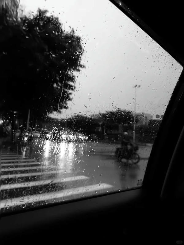 Một người ngồi trên cầu thang nhìn xuống không gian vắng lặng