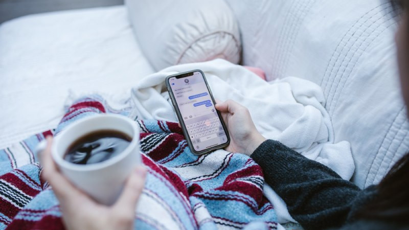 Một người nhìn điện thoại với vẻ buồn bã, dấu hiệu cho thấy đối phương đang lạnh nhạt hoặc ngó lơ tin nhắn