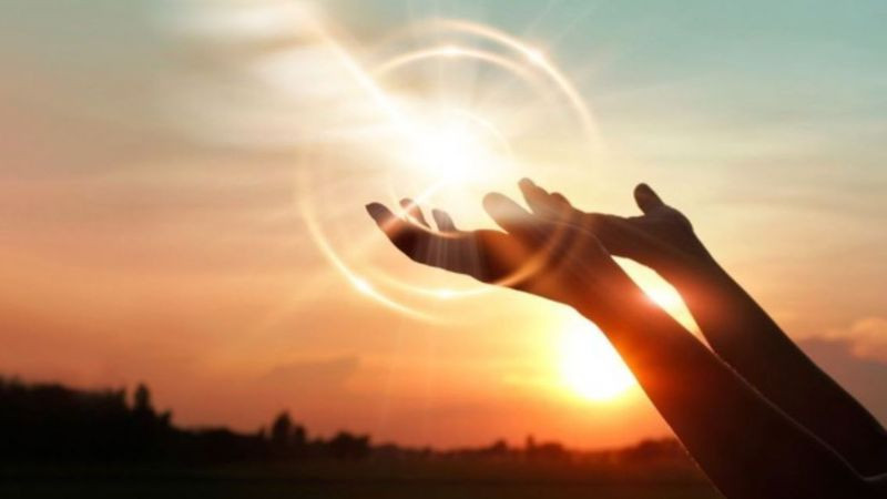 Một người trầm tư nhìn ra ngoài cửa sổ, biểu tượng cho sự khám phá và thấu hiểu nội tâm bản thân.