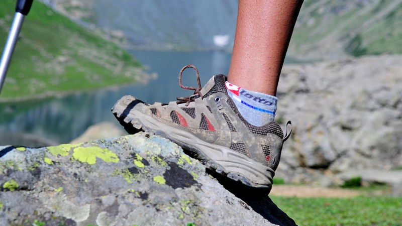 Một nhóm người cùng nhau trekking trên cung đường đồi núi, thể hiện sự an toàn khi đi theo đoàn