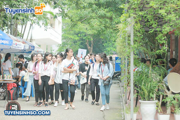 Một phần khuôn viên trường Đại học Ngoại thương nhộn nhịp