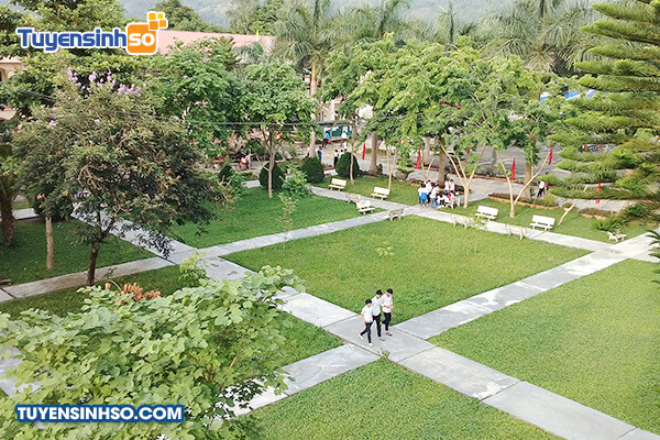 Một phần khuôn viên xanh mát của Trường Đại học Tây Bắc