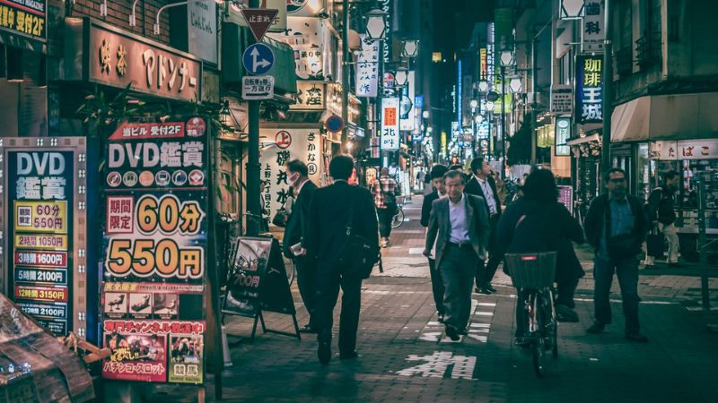 Một quán ăn đêm tấp nập khách hàng, ánh đèn ấm áp