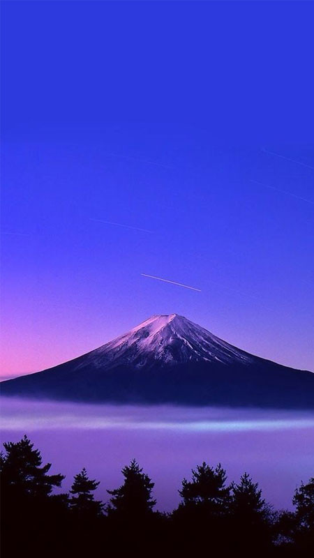 Một quyển sách và tách trà trên bàn gỗ trong ánh sáng lofi buổi chiều tà