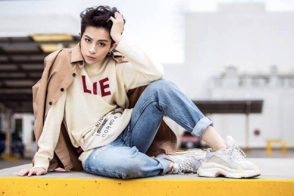 Một set đồ tomboy điển hình: Áo khoác, quần jean và giày sneaker khỏe khoắn