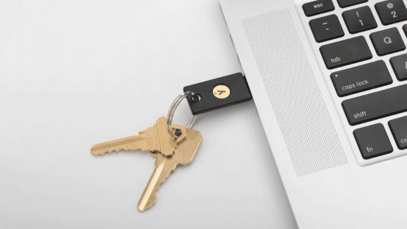 Một tài khoản trực tuyến có thể được liên kết và quản lý đồng thời với nhiều thiết bị khóa bảo mật YubiKey.