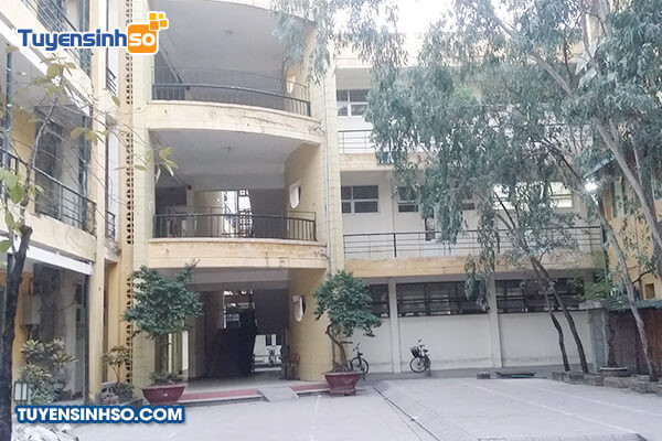 Một tòa nhà trong khuôn viên UNETI