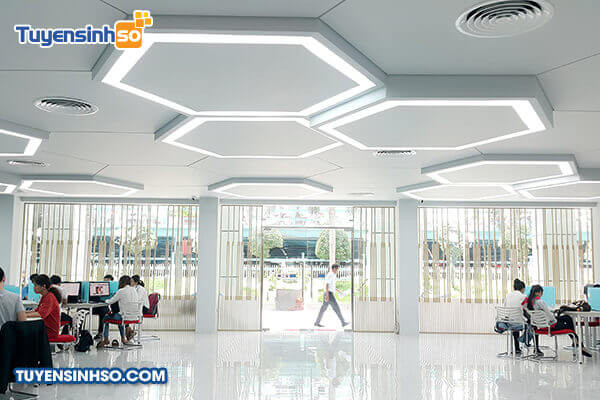 Một trong các tòa nhà hiện đại của Đại học Công nghiệp TP.HCM