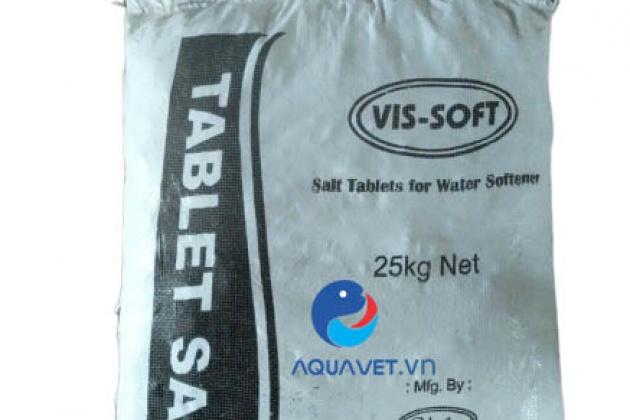 Tinh thể muối ăn NaCl tinh khiết có màu trắng đặc trưng khi ở dạng khối lượng lớn