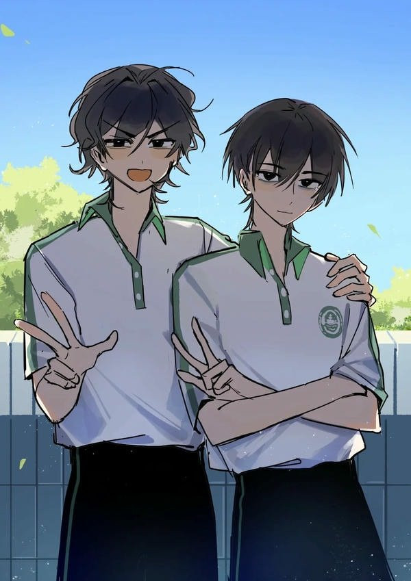 Nam sinh anime đội mũ lưỡi trai, mặc đồng phục thể thao