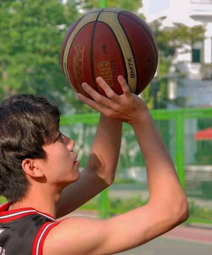 nam sinh đẹp trai chơi bóng rổ trên sân
