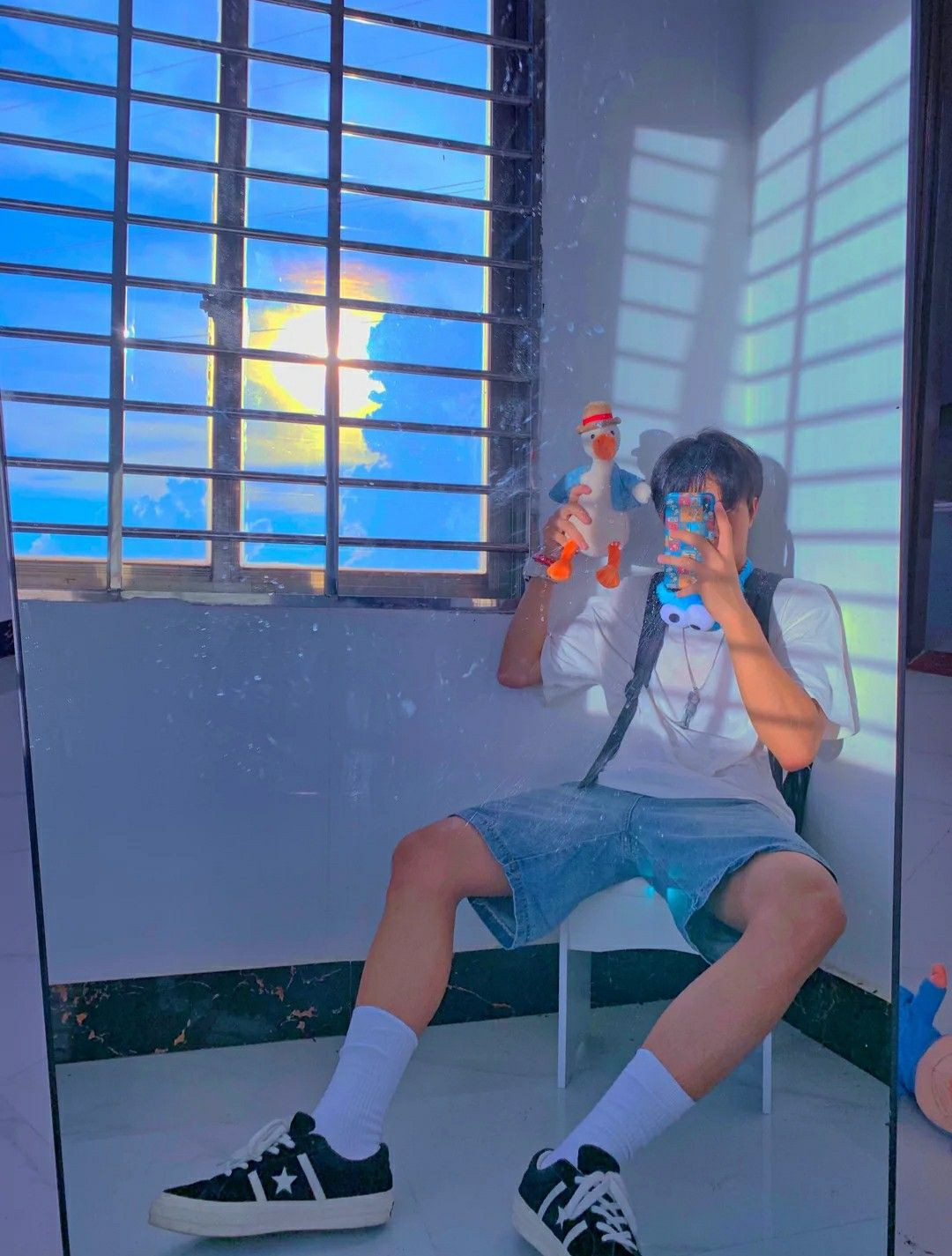 nam sinh đẹp trai chụp ảnh tự sướng qua gương điện thoại