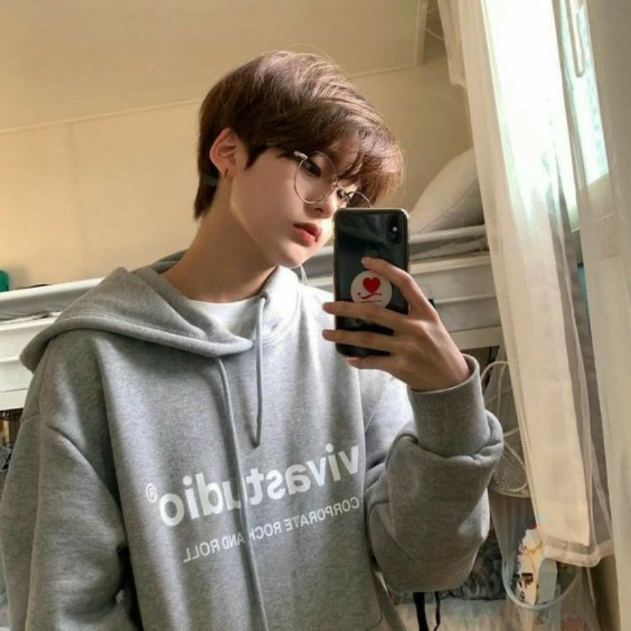 nam sinh đẹp trai dễ thương tạo dáng với điện thoại