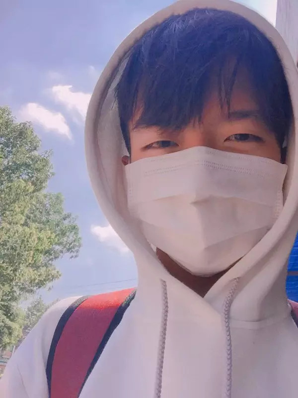 Nam thần mắt một mí đeo khẩu trang