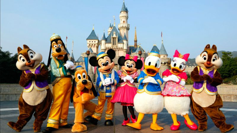 Nàng công chúa hóa trang lộng lẫy nhập vai trong bối cảnh lâu đài cổ tích, minh họa sự chân thực của Roleplay