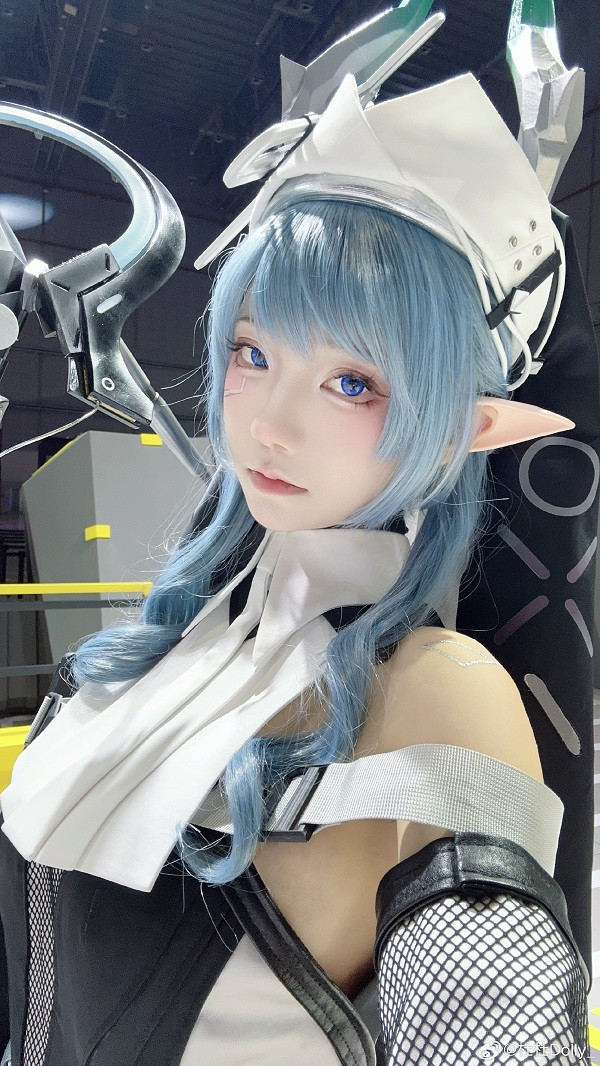 Nàng cosplay anime với thần thái tựa nữ thần