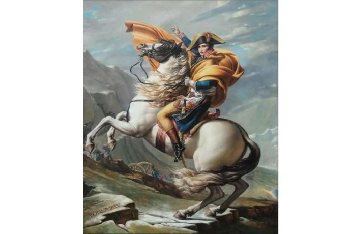 Napoleon Bonaparte cưỡi ngựa trắng trên dãy Anpơ, mặc quân phục và áo choàng đỏ, thể hiện sự oai phong và quyết tâm.