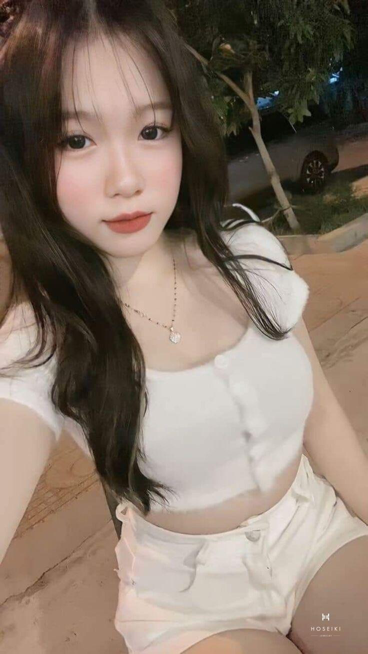 Nét đáng yêu của cô gái che miệng cười, một khoảnh khắc ảnh gái cute