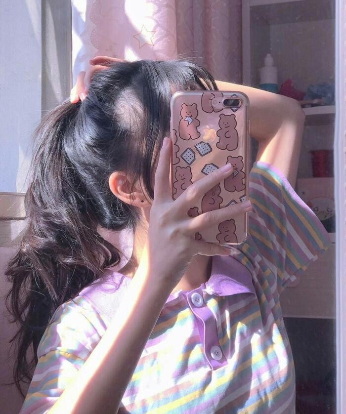 Nét e ấp của cô gái dùng tay che mặt