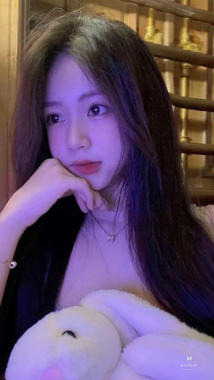 Nét ngây thơ thể hiện rõ nét qua biểu cảm, tạo nên sức hút cho bức ảnh gái cute