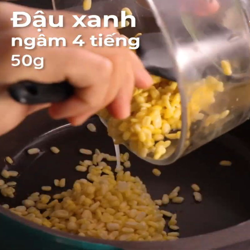 Ngâm đậu xanh bóc vỏ trong nước sạch giúp đậu nở mềm trước khi nấu chè Lục Tàu Xá